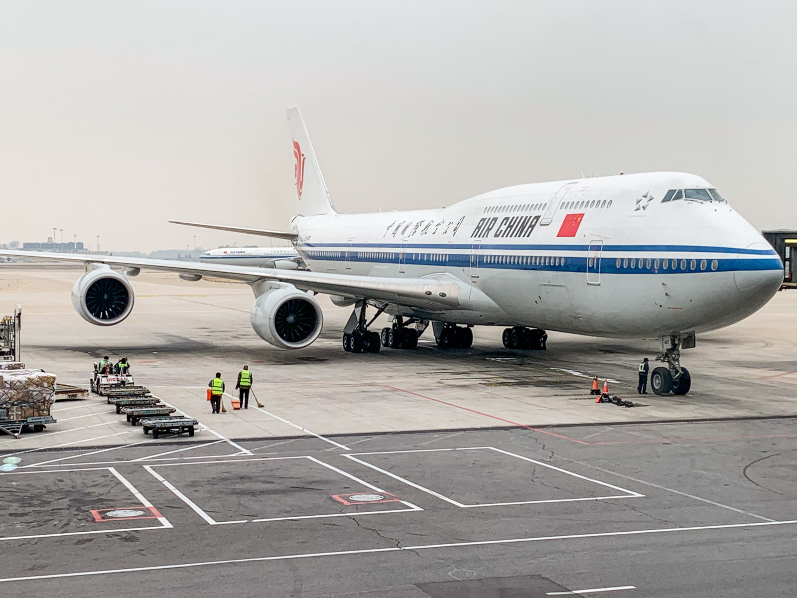 Самолет москва китай. Air China 747-8. Air China a220. Air China Москва. Авиасообщения.