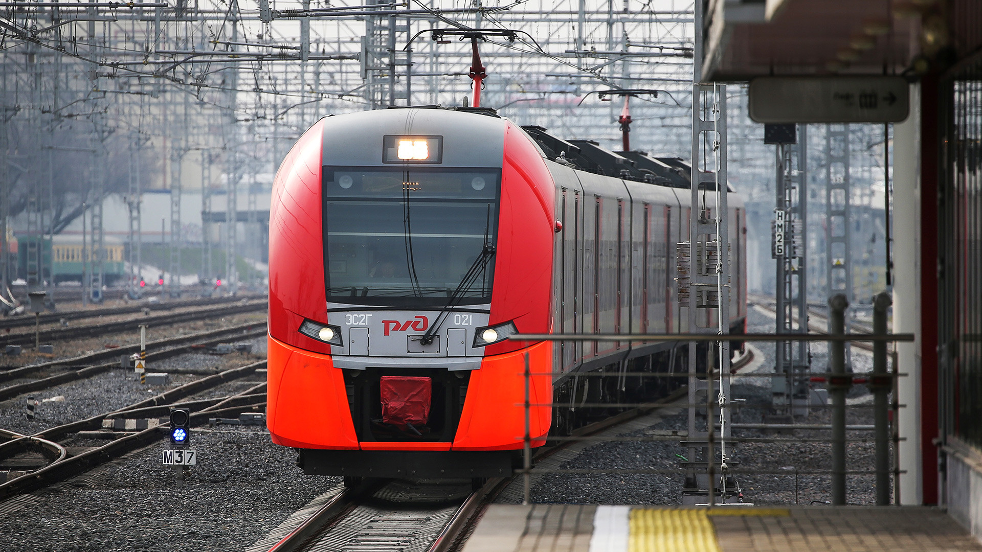 Trains rus. Токоприемник электропоезда Ласточка. Поезд Ласточка Москва МЦК. Ласточка электропоезд МЦК. Поезд Ласточка токоприемник.