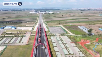 Первые грузовики прошли по первому автомобильному мосту между Россией и Китаем